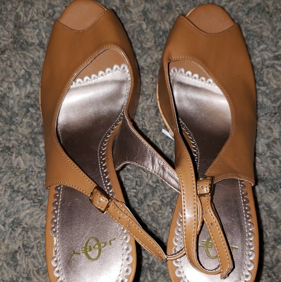 💜3/$10💜Tan, Joey peep toe 4"heels - Picture 3 of 6